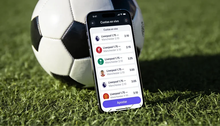 Campo de fútbol profesional con líneas blancas marcadas sobre césped verde