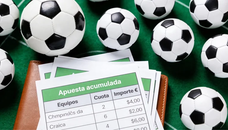 Varios balones de fútbol alineados sobre césped de estadio