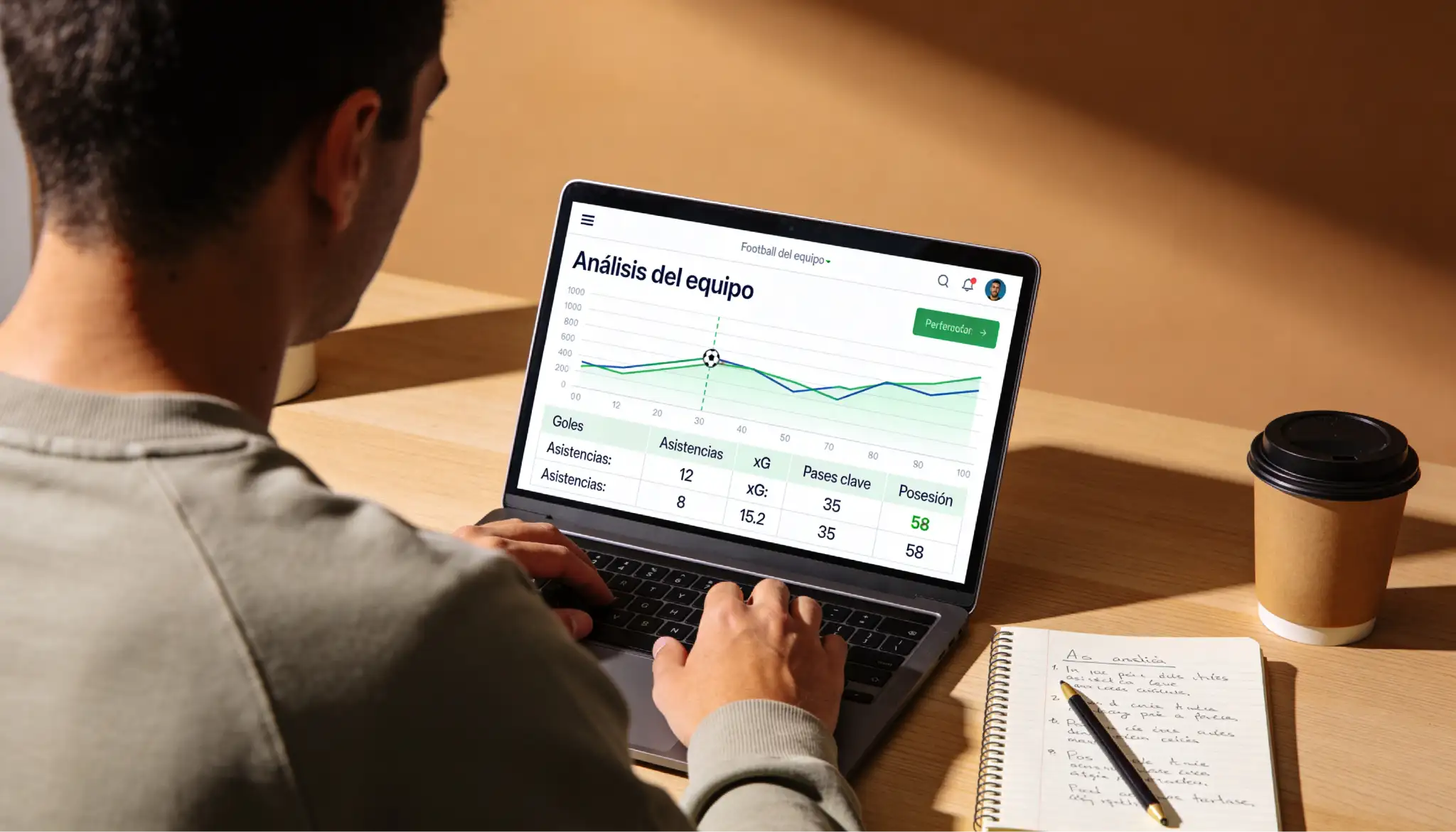 Persona analizando estadísticas de fútbol en ordenador portátil