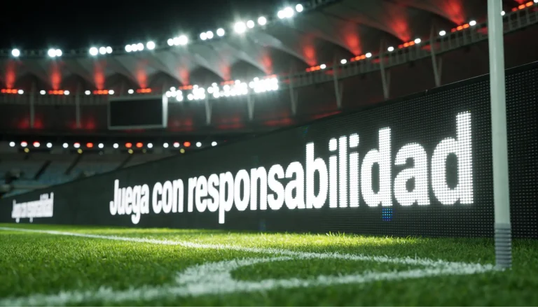 Panel publicitario LED en estadio de fútbol durante partido
